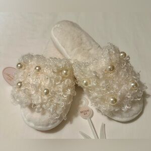 NWT Amanda Blu Curly Pearl Slippers – White